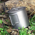 Gros camping en plein air buvant tasse de titane